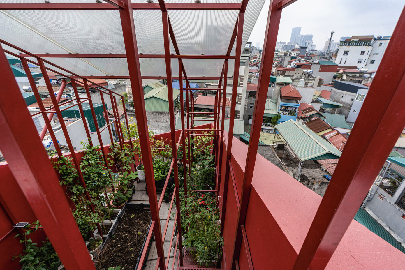 Không gian vườn ngoài trời được tối đa hóa, để hoạt động như một khu sinh thái có khả năng trồng nhiều loại cây xanh.