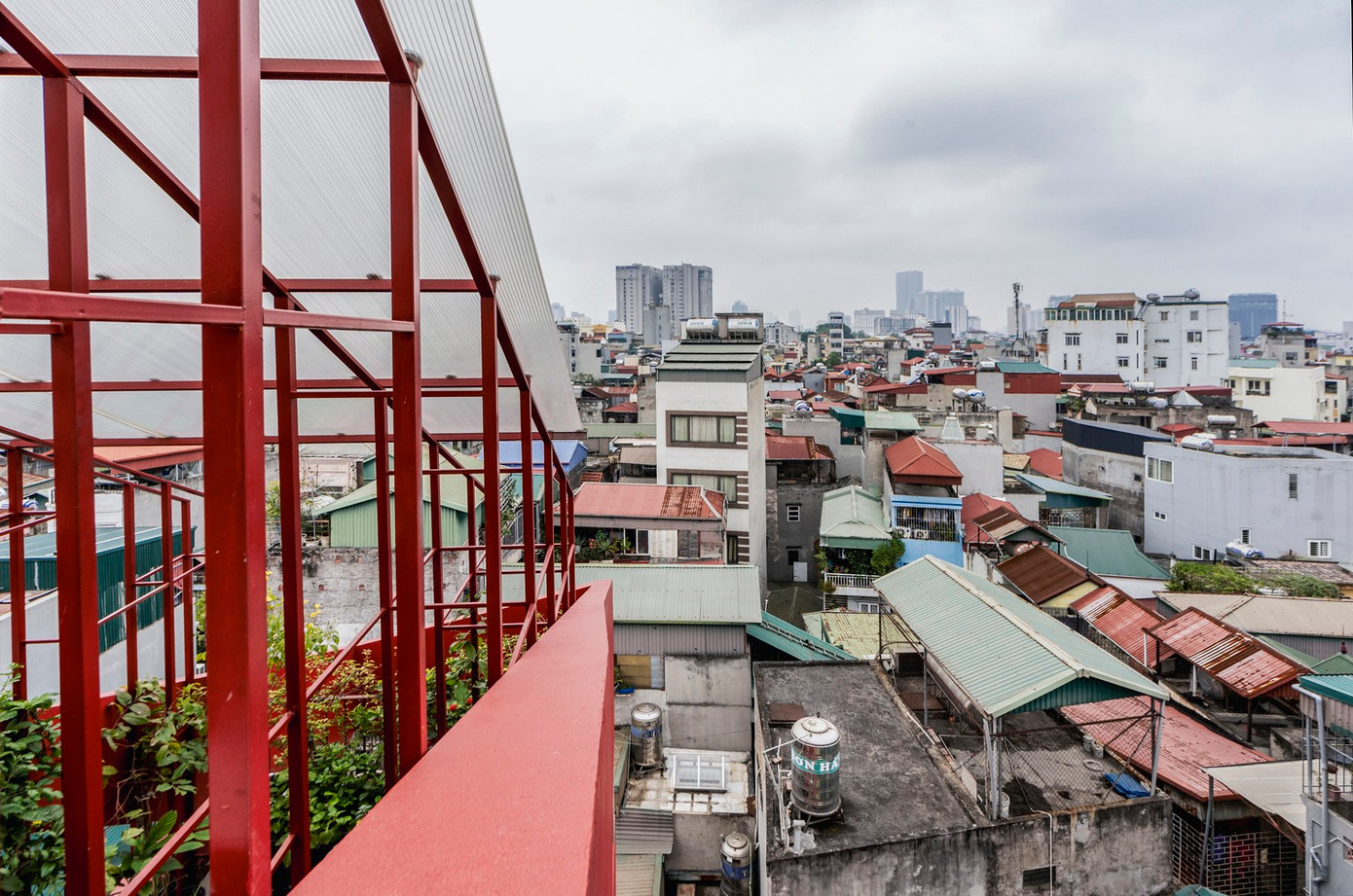 Hệ thực vật được trồng và phát triển dựa trên hệ thống sinh học tuần hoàn. Cây được tưới bằng hệ thống nước mưa dự trữ và phân hữu cơ được sử dụng hoàn toàn từ thảm thực vật chết hiện có, tạo ra một hệ sinh thái thu nhỏ của các loài thực vật tuần hoàn trong nhà.