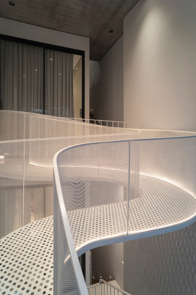 Ngôi nhà hướng đến việc tạo ra một lối đi nổi trong không gian, kết nối hai tầng của ngôi nhà.