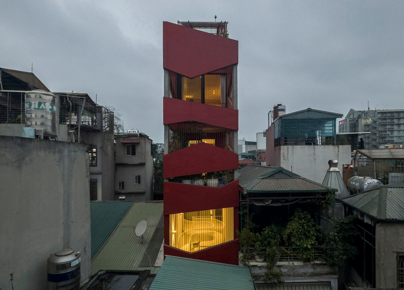 Công trình này ở khu vực nội thành Hà Nội, bị vây quanh bởi những ngôi nhà phố dày đặc. Do đó, không gian sống tại đây thường bị thiếu ánh sáng và thông gió tự nhiên, trong khi lối đi thì vô cùng chật hẹp.