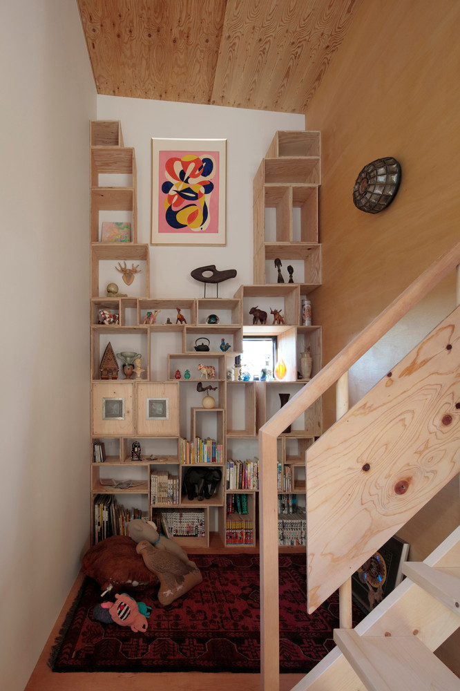 Tận dụng không gian phía sau hành lang, chủ nhà khéo léo bố trí kệ sách và nơi đây có thể tận dụng làm nơi vui chơi, đọc truyện của các bé.