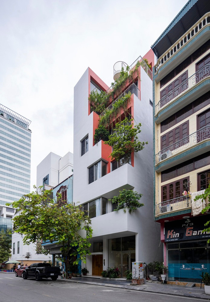 Theo kiến trúc sư, ngôi nhà có diện tích 67,5m², kích thước 7,5x9m. Trong đó, phía Nam là hướng chính của dự án, hướng ra con đường rộng, không có tòa nhà cao tầng nào cản trở tầm nhìn.