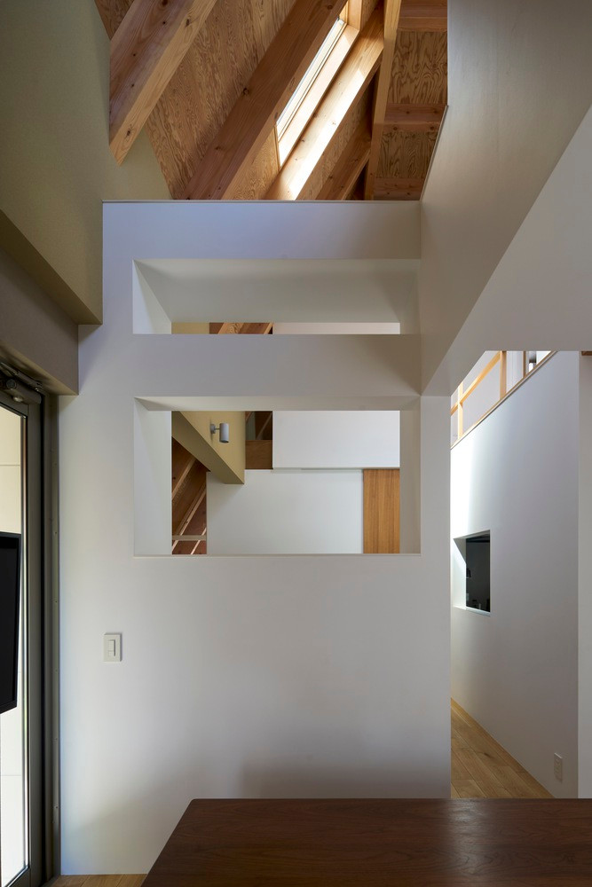 Nhìn chung, việc lựa chọn nội thất gỗ làm chủ đạo đã mang đến cho ngôi nhà bầu không khí ấm cúng, gần gũi. Bên cạnh đó,các khoảng trống trên tường được thiết kế thông minh, linh hoạt cũng giúp mở rộng không gian, tạo cảm giác thông thoáng hơn.