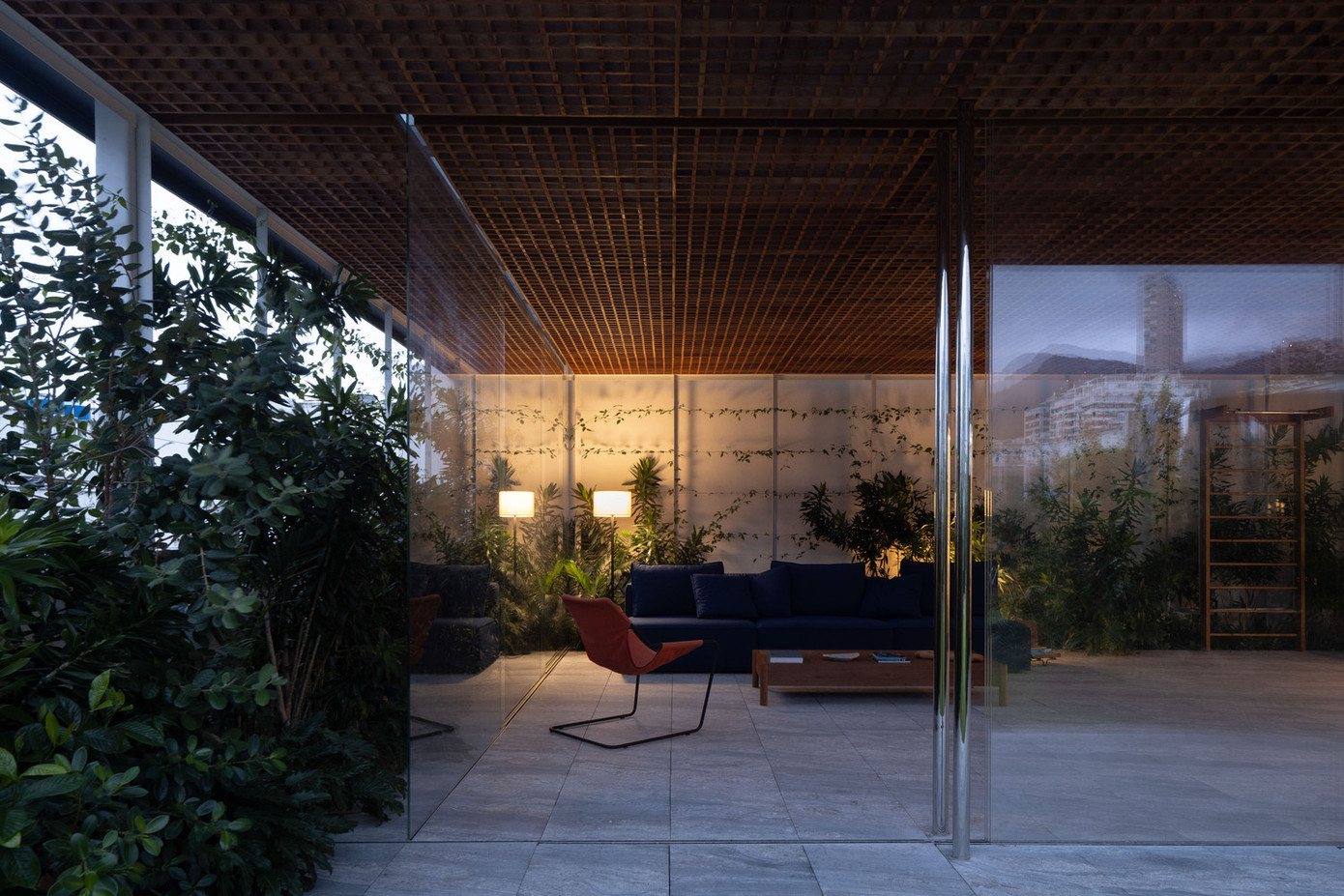 Theo kiến trúc sư, công trình này không phải hẳn là một ngôi nhà, mà là nơi ẩn náu để “chữa lành” tâm hồn sau chuỗi ngày làm việc mệt mỏi mà không phải ra khỏi thành phố, nơi mà bất cứ người dân thành thị nào cũng mong muốn được tận hưởng. Theo kiến trúc sư, công trình này không phải hẳn là một ngôi nhà, mà là nơi ẩn náu để “chữa lành” tâm hồn sau chuỗi ngày làm việc mệt mỏi mà không phải ra khỏi thành phố, nơi mà bất cứ người dân thành thị nào cũng mong muốn được tận hưởng.