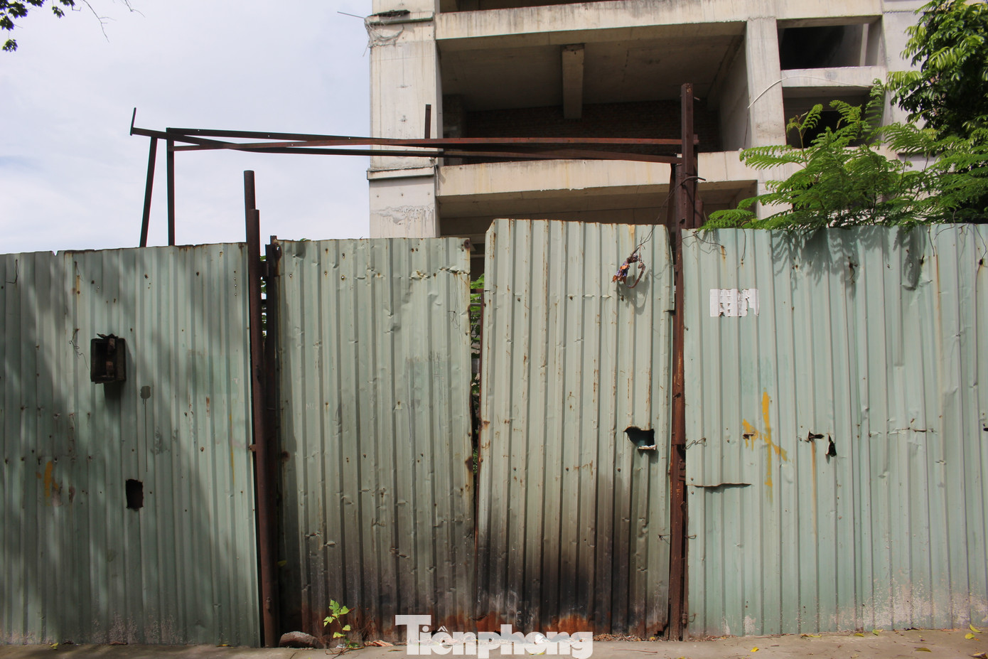 Chuyên gia cho rằng người mua cần tìm hiểu thật chính xác thông tin của chủ đầu tư dự án và uy tín của họ trong việc thanh toán các khoản nợ với tổ chức tín dụng. Chuyên gia cho rằng người mua cần tìm hiểu thật chính xác thông tin của chủ đầu tư dự án và uy tín của họ trong việc thanh toán các khoản nợ với tổ chức tín dụng.