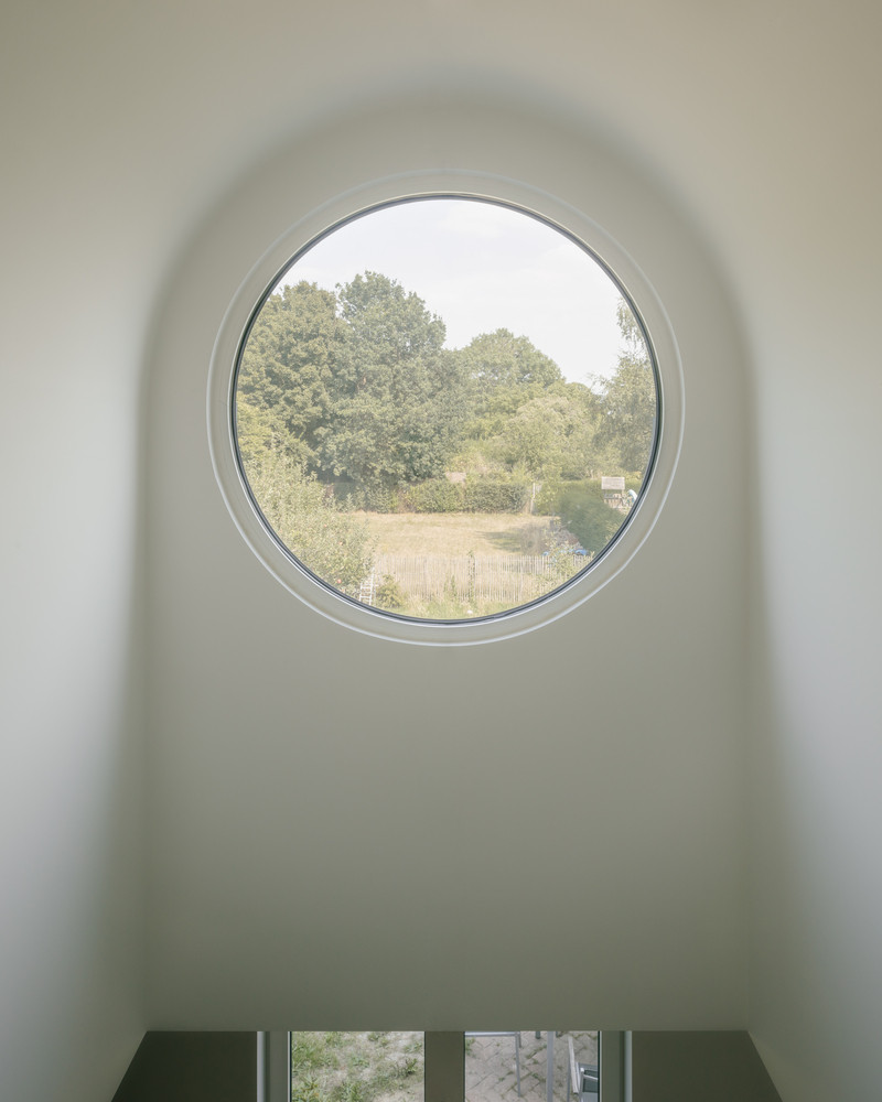 Mặt bằng được sắp xếp theo cách kết nối các phòng theo đường chéo, với trần vòm trung tâm cao gấp đôi kết nối tầng một với tầng lửng. Mặt bằng được sắp xếp theo cách kết nối các phòng theo đường chéo, với trần vòm trung tâm cao gấp đôi kết nối tầng một với tầng lửng.