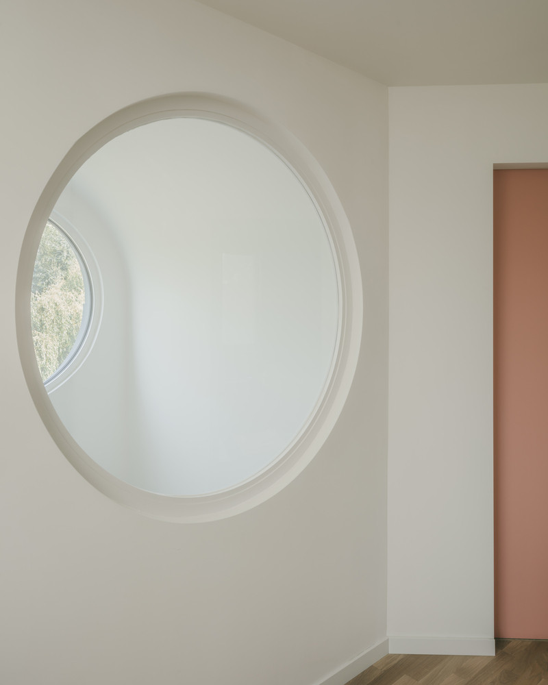 Mặt bằng được sắp xếp theo cách kết nối các phòng theo đường chéo, với trần vòm trung tâm cao gấp đôi kết nối tầng một với tầng lửng. Mặt bằng được sắp xếp theo cách kết nối các phòng theo đường chéo, với trần vòm trung tâm cao gấp đôi kết nối tầng một với tầng lửng.