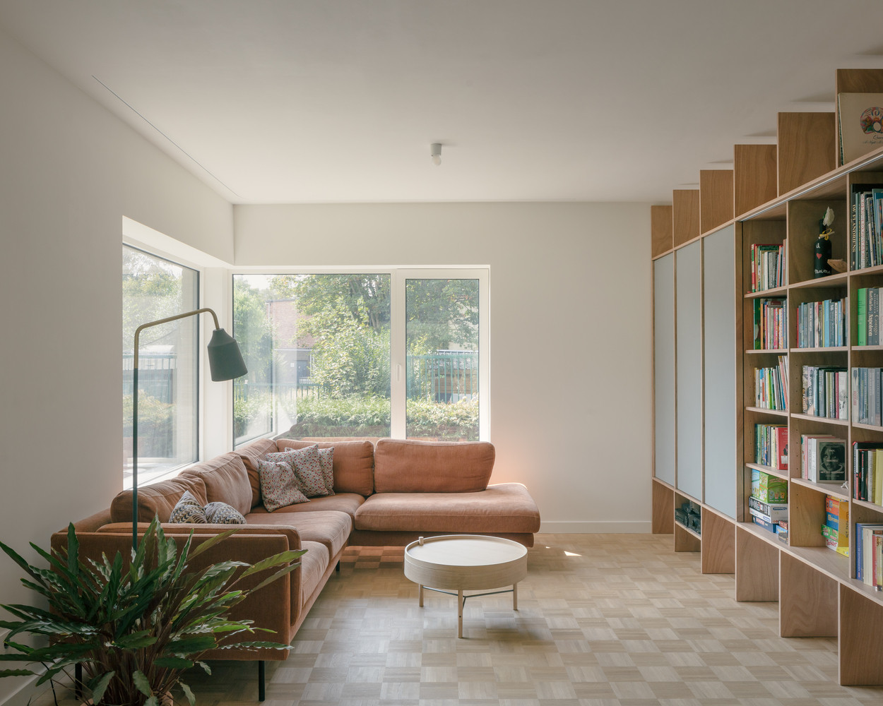 Nội thất kết hợp sử dụng gỗ sáng màu, tường trung tính để đem lại cảm giác êm dịu. Nội thất kết hợp sử dụng gỗ sáng màu, tường trung tính để đem lại cảm giác êm dịu.