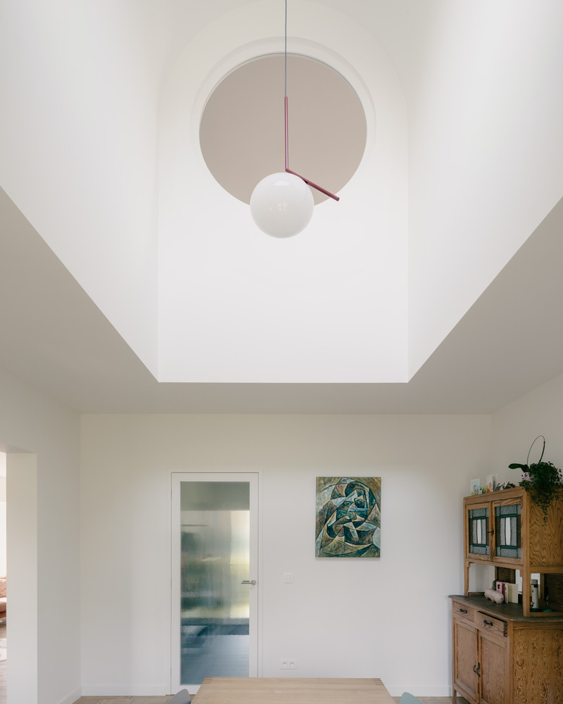 Tầng một với sảnh trung tâm hình thoi có ba phòng ngủ và một phòng tắm, mỗi phòng đều nằm gọn trong không gian mới được tạo ra. Tầng một với sảnh trung tâm hình thoi có ba phòng ngủ và một phòng tắm, mỗi phòng đều nằm gọn trong không gian mới được tạo ra.