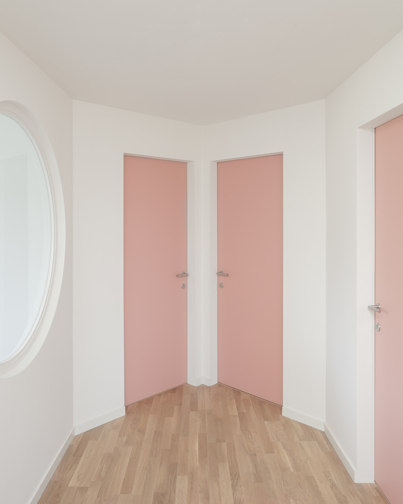 Tầng một với sảnh trung tâm hình thoi có ba phòng ngủ và một phòng tắm, mỗi phòng đều nằm gọn trong không gian mới được tạo ra. Tầng một với sảnh trung tâm hình thoi có ba phòng ngủ và một phòng tắm, mỗi phòng đều nằm gọn trong không gian mới được tạo ra.