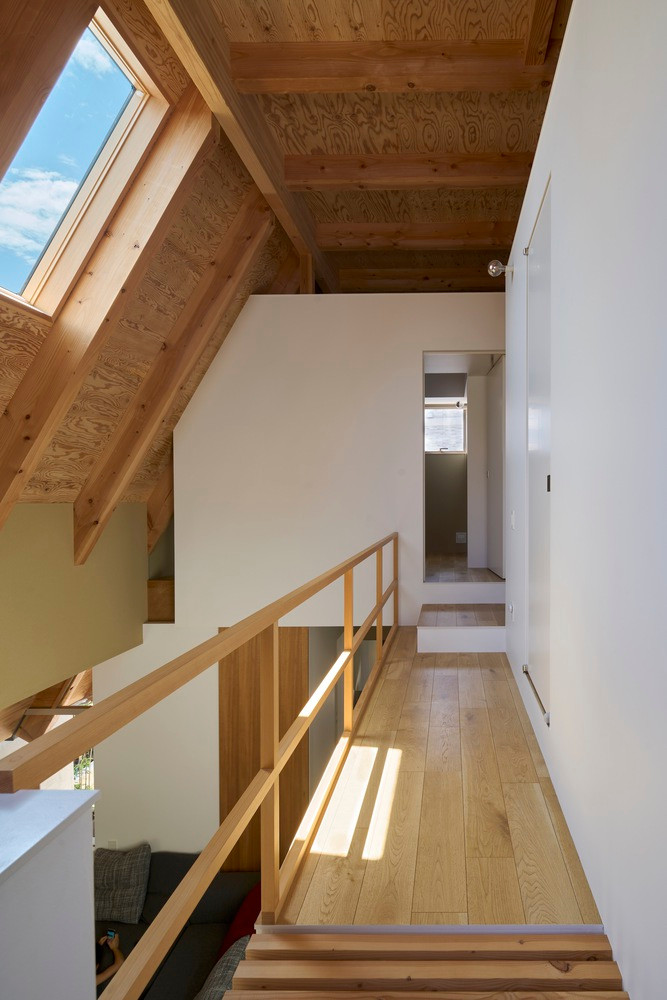 Ánh sáng tự nhiên từ cửa sổ kính trên mái tràn ngập vào hành lang, vừa giúp căn nhà thêm ấm áp vừa hạn chế ánh sáng nhân tạo, tiết kiệm điện năng.