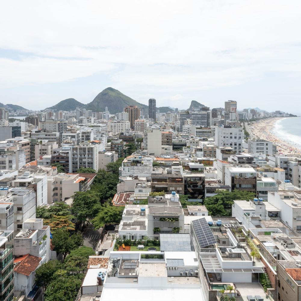 Cấu trúc vừa nêu tạo ra sự riêng tư cần thiết cho "ốc đảo" bên trong, trái ngược với bối cảnh đô thị hỗn loạn của các tòa nhà lân cận gần đó. Cấu trúc vừa nêu tạo ra sự riêng tư cần thiết cho "ốc đảo" bên trong, trái ngược với bối cảnh đô thị hỗn loạn của các tòa nhà lân cận gần đó.