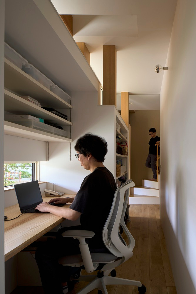 Không gian làm việc tuy không lớn nhưng được bố trí hợp lý và tận dụng ánh sáng từ cửa sổ nhỏ.