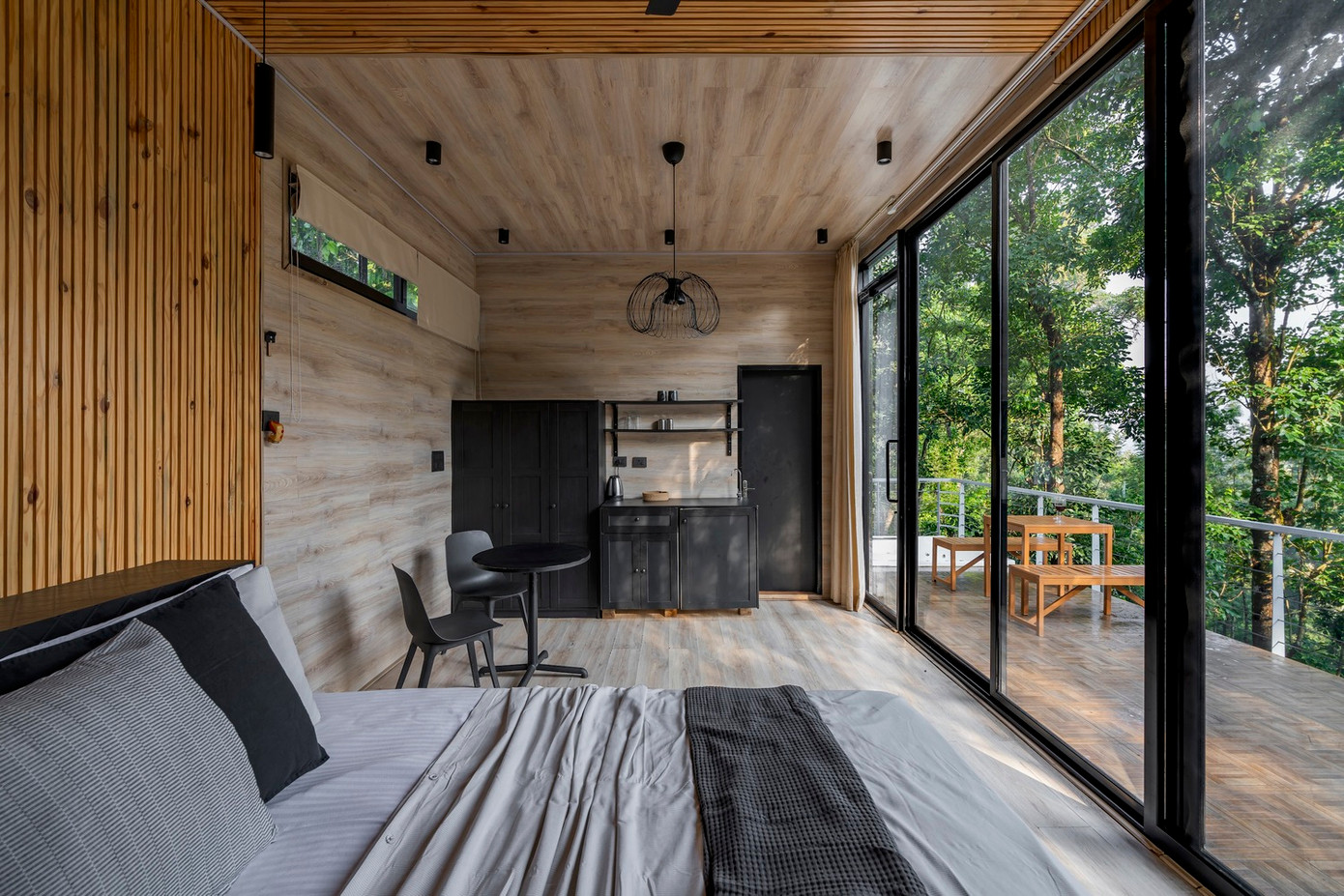 Phòng ngủ trong được thiết kế để du khách dễ dàng thưởng thức sự tĩnh lặng của khu rừng. Căn phòng sử dụng gỗ tự nhiên ấm áp kết hợp vải dệt mềm mại và tinh tế. Đặc biệt, phòng trang bị giường trượt điện độc đáo, linh hoạt di chuyển ra ngoài để ngắm sao, vừa sang trọng, hiện đại lại gần gũi, tự nhiên.
