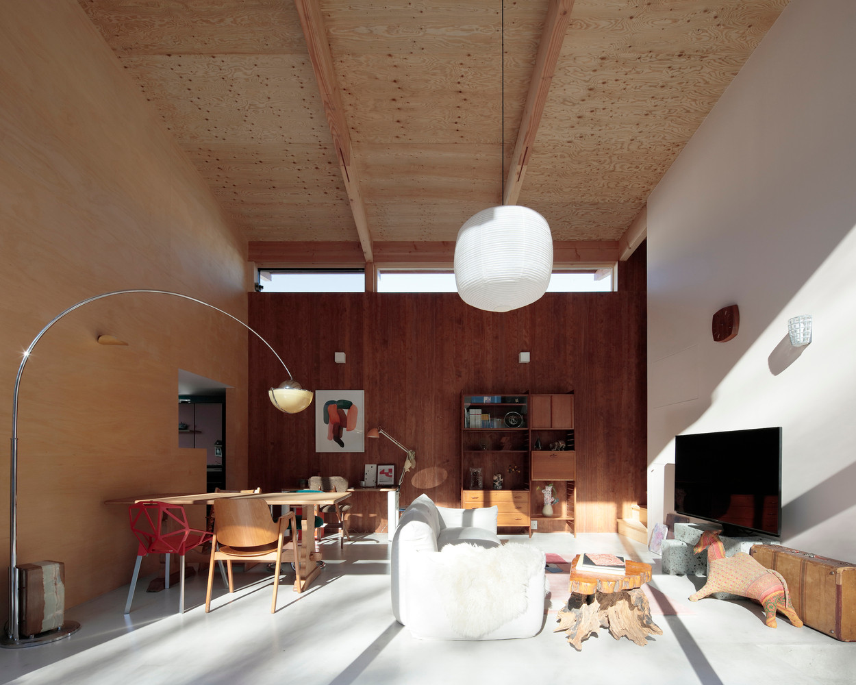 Cách bài trí linh hoạt thể hiện qua việc sắp xếp các khu vực chức năng hợp lý, tạo sự kết nối hài hòa giữa các không gian. Ánh sáng tự nhiên len lỏi qua cánh cửa, mang đến bầu không khí sáng sủa, tươi mới. Tất cả những yếu tố này hòa quyện, góp phần tạo nên một tổ ấm lý tưởng, đáp ứng đầy đủ nhu cầu sinh hoạt và thư giãn của các thành viên trong gia đình.