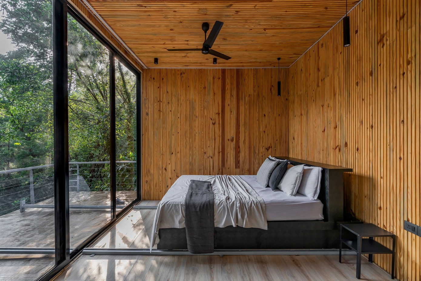 Phòng ngủ trong được thiết kế để du khách dễ dàng thưởng thức sự tĩnh lặng của khu rừng. Căn phòng sử dụng gỗ tự nhiên ấm áp kết hợp vải dệt mềm mại và tinh tế. Đặc biệt, phòng trang bị giường trượt điện độc đáo, linh hoạt di chuyển ra ngoài để ngắm sao, vừa sang trọng, hiện đại lại gần gũi, tự nhiên.