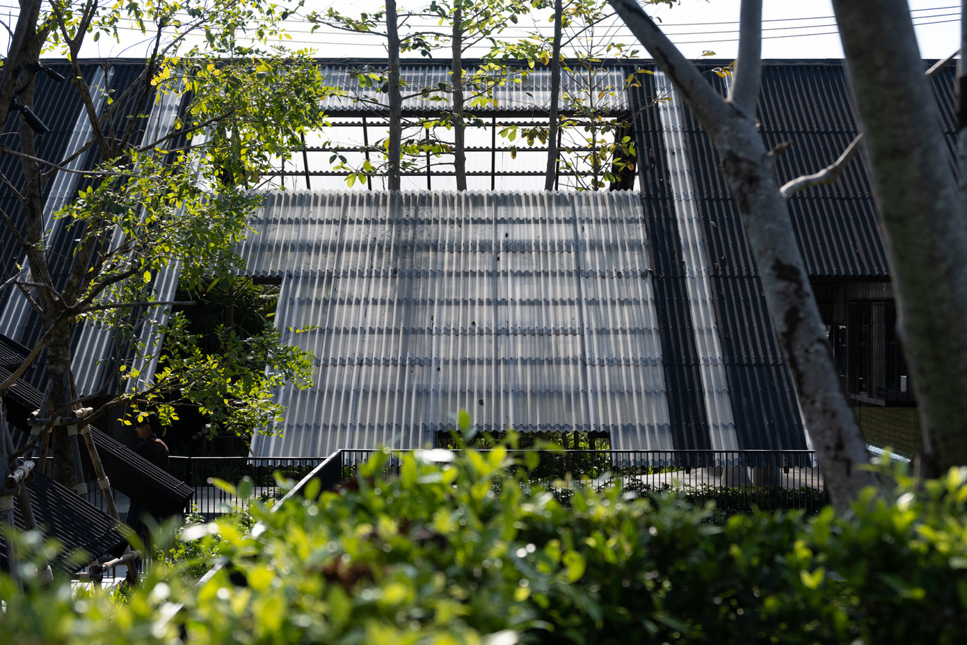 Mái nhà vườn trung tâm trong suốt được bố trí thống nhất, các khu vực trong nhà và bán ngoài trời, tạo điều kiện cho ánh sáng tự nhiên tràn vào nhà mà vẫn giữ được sự riêng tư bên ngoài.