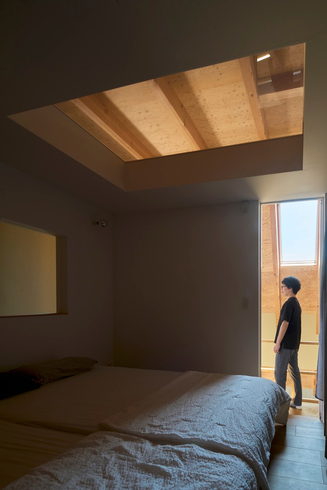 Vẫn là gam màu gỗ chủ đạo, các phòng ngủ tầng hai mang đến cảm giác ấm cúng, thân thuộc.