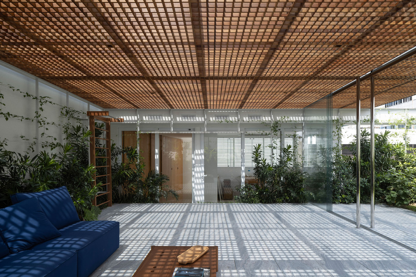 Một phần của không gian nội thất này được bao phủ bởi mái kính nhẹ và lưới gỗ, cho phép ánh sáng tự nhiên len lỏi khắp không gian, nhưng vẫn tránh được bức xạ mặt trời. Một phần của không gian nội thất này được bao phủ bởi mái kính nhẹ và lưới gỗ, cho phép ánh sáng tự nhiên len lỏi khắp không gian, nhưng vẫn tránh được bức xạ mặt trời.