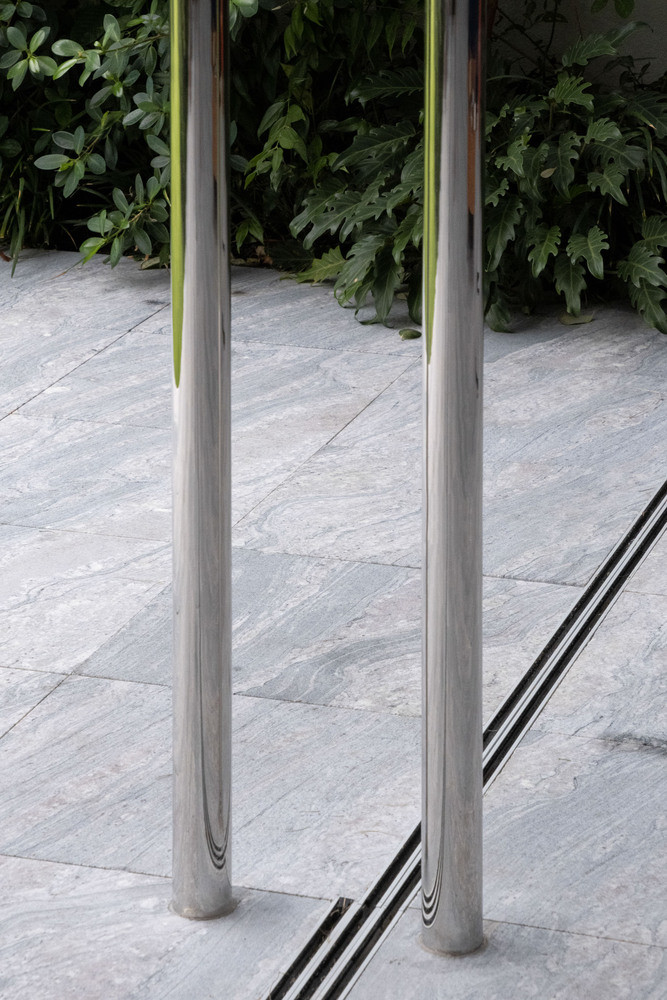 Kiến trúc sư sử dụng các cột đôi làm bằng ống thép không gỉ đánh bóng để hỗ trợ mái nhà, việc này giúp ngôi nhà trở nên thông thoáng và giảm trọng tải lên kết cấu tòa nhà bên dưới. Kiến trúc sư sử dụng các cột đôi làm bằng ống thép không gỉ đánh bóng để hỗ trợ mái nhà, việc này giúp ngôi nhà trở nên thông thoáng và giảm trọng tải lên kết cấu tòa nhà bên dưới.