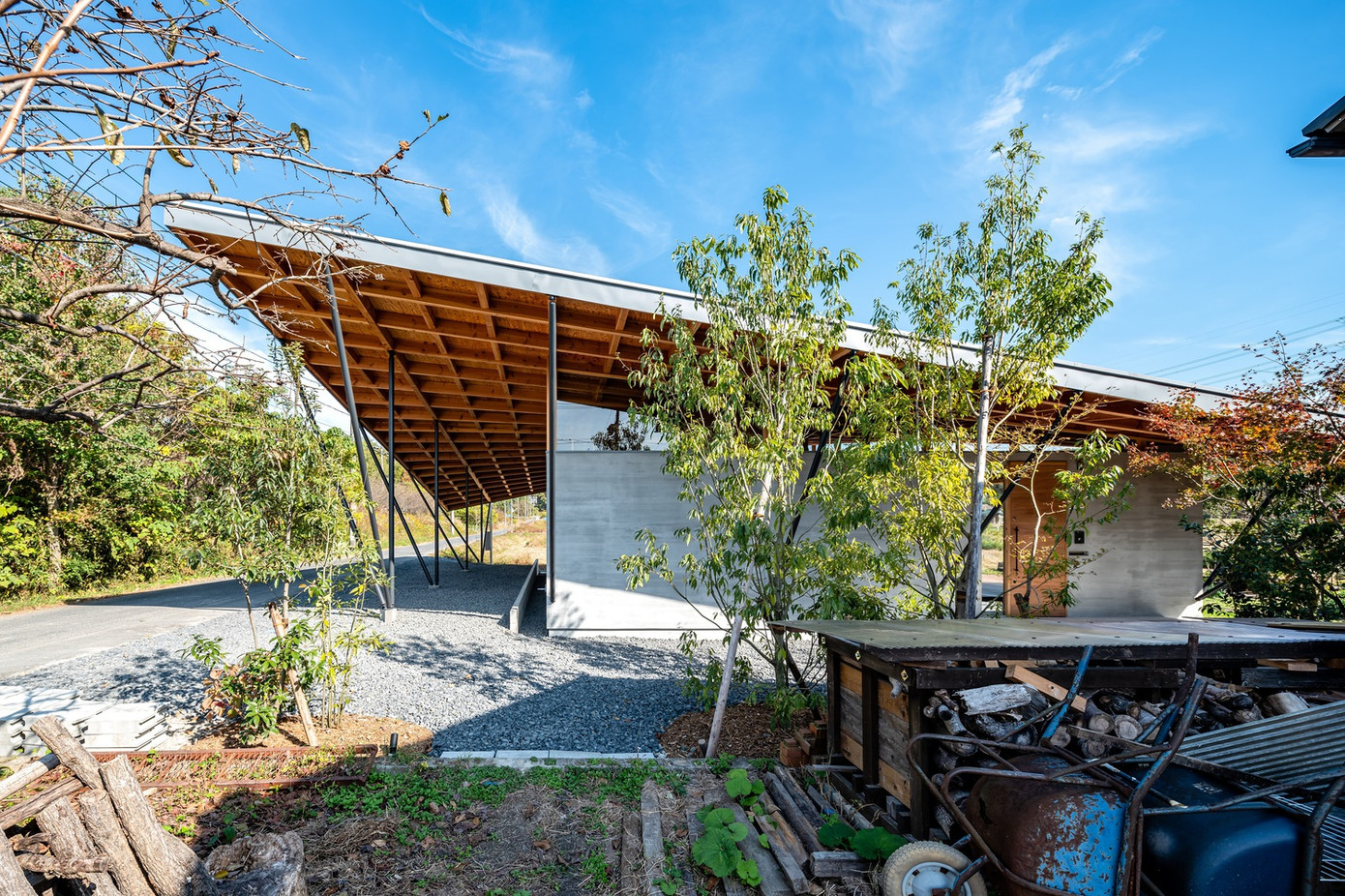 Đặc biệt, mái nhà được làm bằng gỗ và có hình xéo độc đáo, tạo nên điểm nhấn ấn tượng cho toàn bộ công trình.