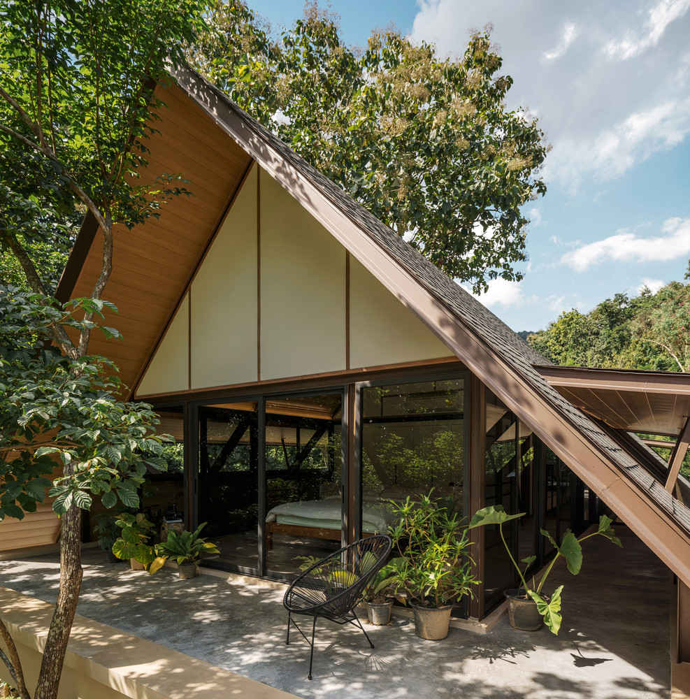 Về mặt kiến trúc, ngôi nhà có cấu trúc hai tầng. Phần mái nhà cao dốc về phía các cạnh của các tấm sàn trên cùng, duy trì tỷ lệ cân bằng và tránh vẻ ngoài quá khổ. Về mặt kiến trúc, ngôi nhà có cấu trúc hai tầng. Phần mái nhà cao dốc về phía các cạnh của các tấm sàn trên cùng, duy trì tỷ lệ cân bằng và tránh vẻ ngoài quá khổ.