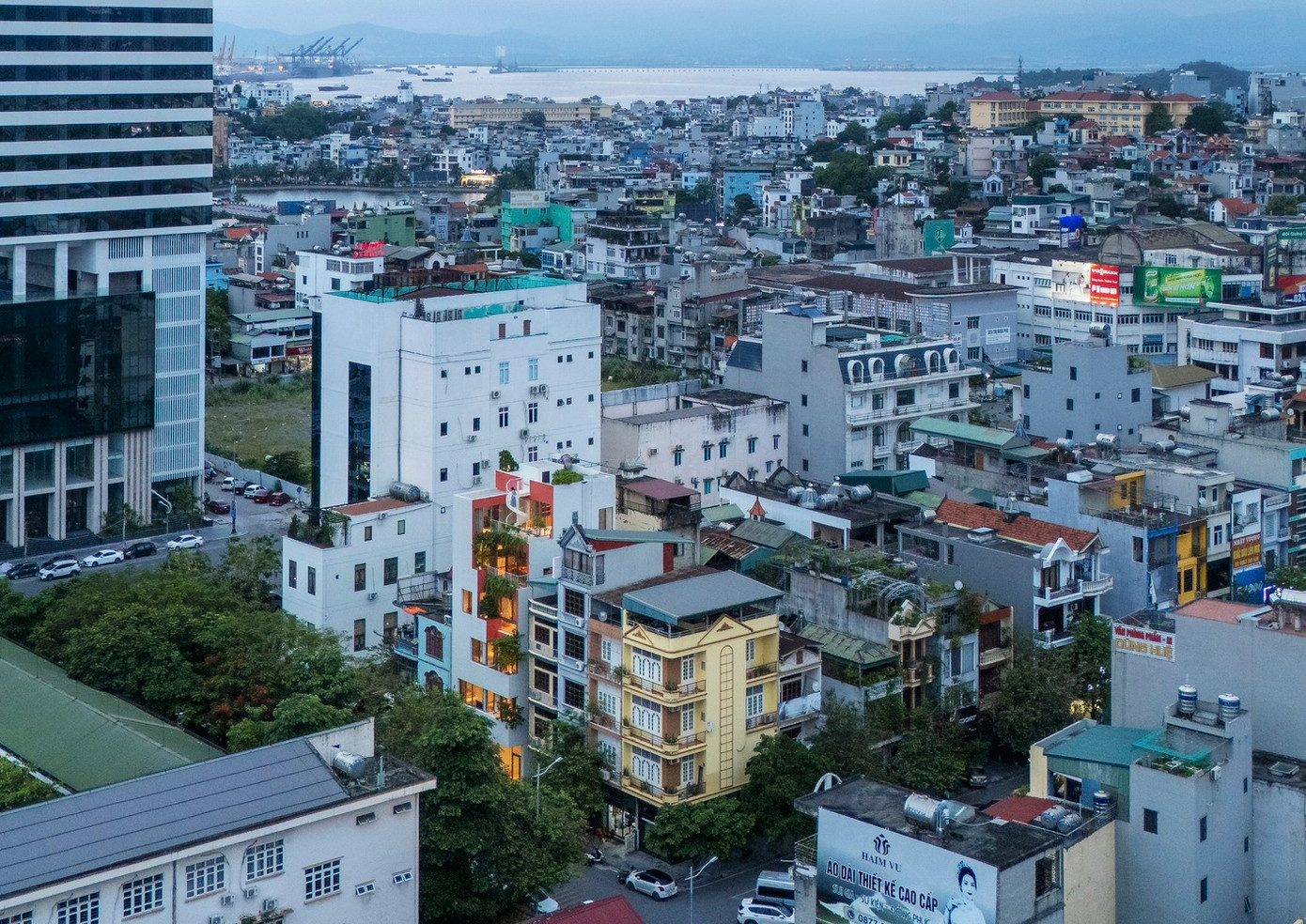 Nhờ các thiết kế này, mặc dù là một ngôi nhà mặt tiền đường, nhưng dường như công trình có đến hai mặt tiền.