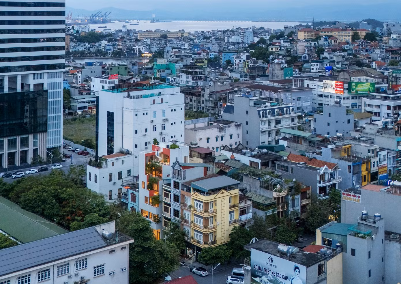 Nhờ các thiết kế này, mặc dù là một ngôi nhà mặt tiền đường, nhưng dường như công trình có đến hai mặt tiền. Nhờ các thiết kế này, mặc dù là một ngôi nhà mặt tiền đường, nhưng dường như công trình có đến hai mặt tiền.