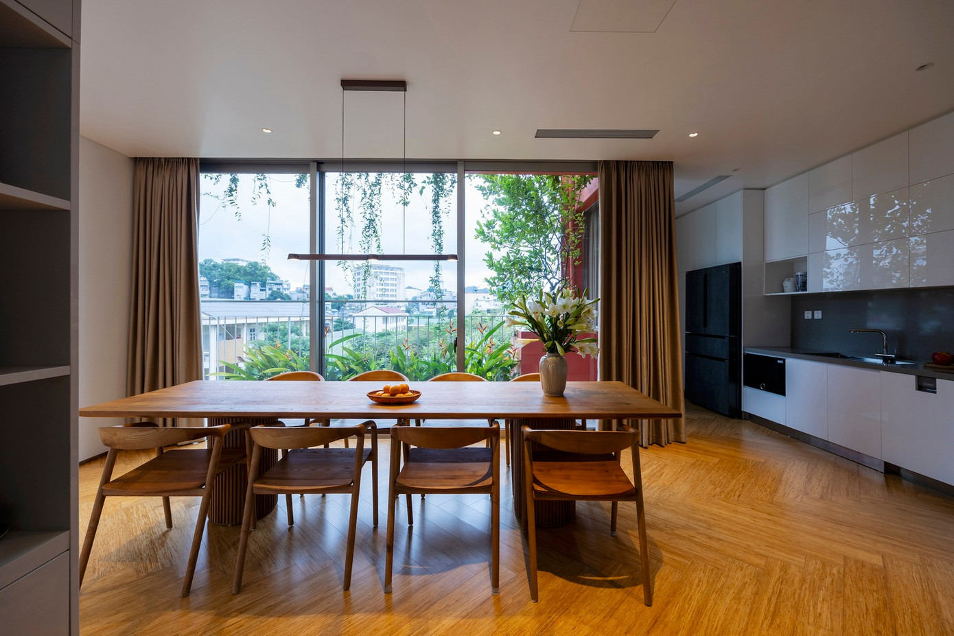 Các không gian chức năng của ngôi nhà từ tầng 2 đến tầng 6 được bố trí hướng ra mặt tiền để tận dụng tầm nhìn và lợi thế tự nhiên, với vách ngăn kính ngăn cách không gian bên ngoài và bên trong, tạo ra không gian mở liên tục mang thiên nhiên và ánh sáng tự nhiên từ bên ngoài vào phía sau nhà.