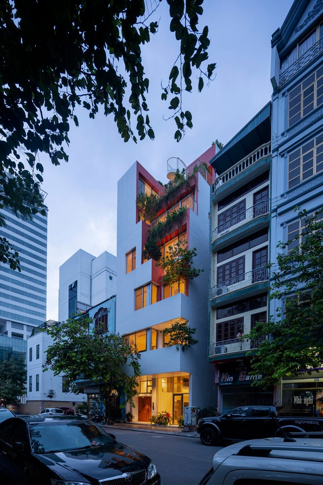 Xuất phát từ yêu cầu của gia chủ, kiến trúc sư đưa ra giải pháp là tập trung vào góc phải của công trình hướng Đông Nam, nơi có điều kiện khí hậu và tầm nhìn tốt nhất.