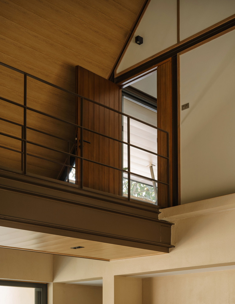 Tại giếng trời có cầu thang và cầu nối ở giữa. Giếng trời trung tâm được thiết kế mở ở cả hai bên để ôm trọn môi trường tự nhiên. Tại giếng trời có cầu thang và cầu nối ở giữa. Giếng trời trung tâm được thiết kế mở ở cả hai bên để ôm trọn môi trường tự nhiên.