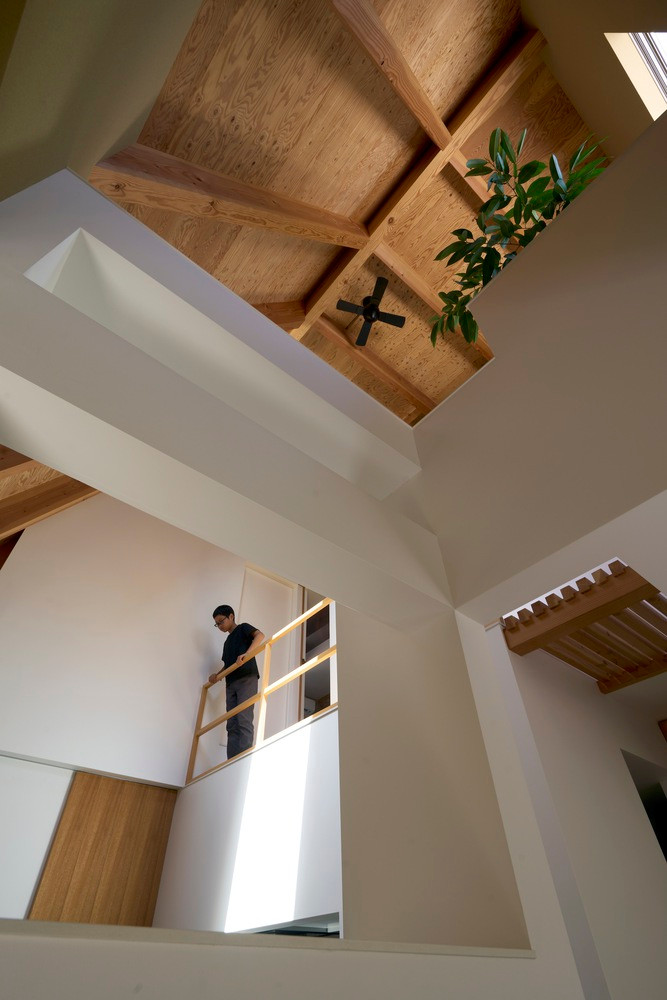 Cây xanh trên tầng hai không chỉ tô điểm cho ngôi nhà thêm sinh động mà còn mang đến sức sống, sự tươi mát và tạo sự kết nối tinh tế với thiên nhiên.