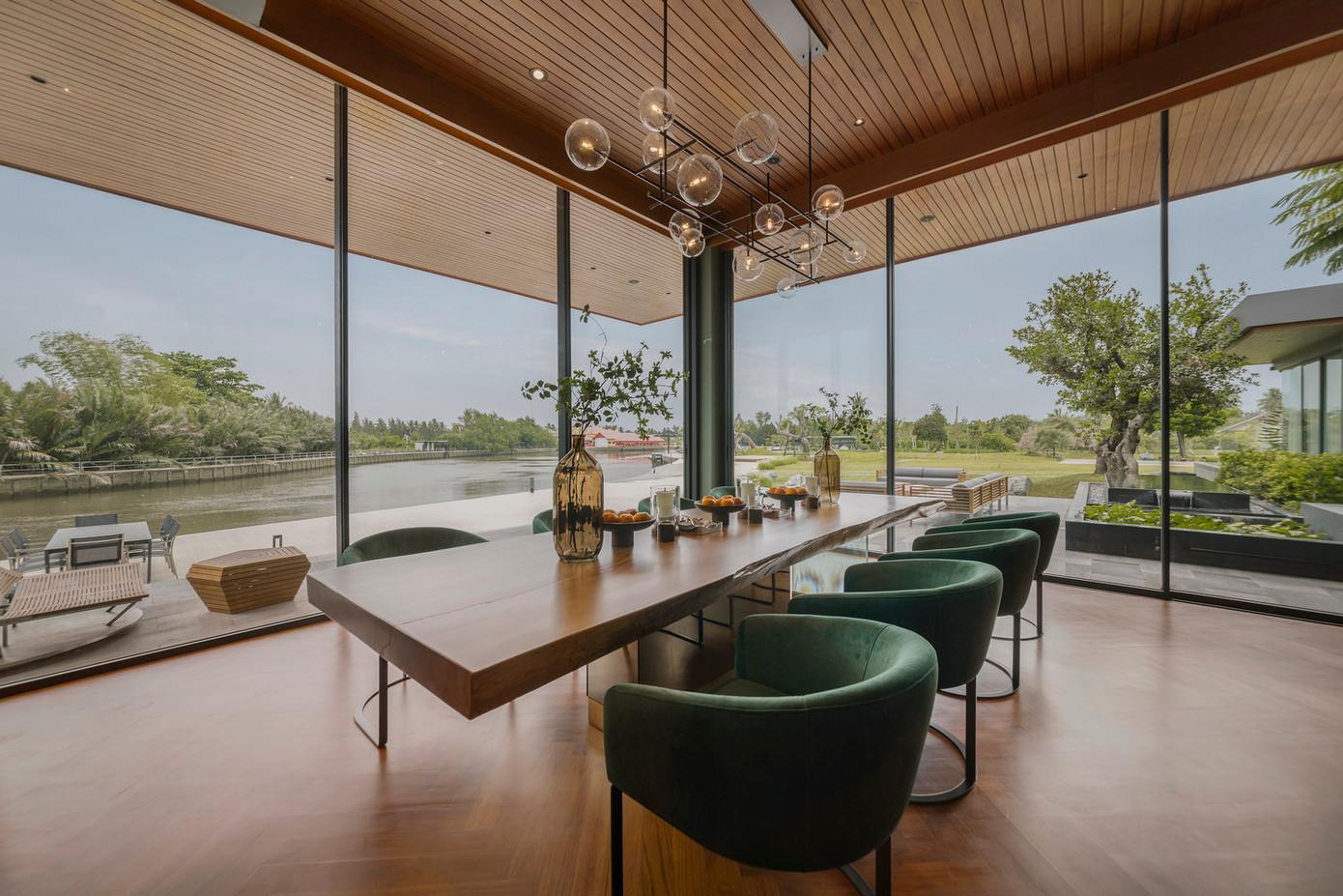Các bức tường kính được thiết kế như những cánh cửa trượt có thể mở ra để kết nối với khu vực ven sông ngoài trời, cho phép chủ nhà chuyển đổi liền mạch giữa không gian trong nhà và ngoài trời cho nhiều mục đích sử dụng khác nhau, đặc biệt là trong các bữa tiệc.