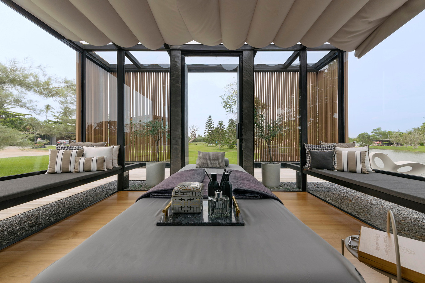 Ngôi nhà được nhấn mạnh vào thiết kế đơn giản, không làm lu mờ vẻ đẹp tự nhiên của khu vườn và môi trường xung quanh ven sông.