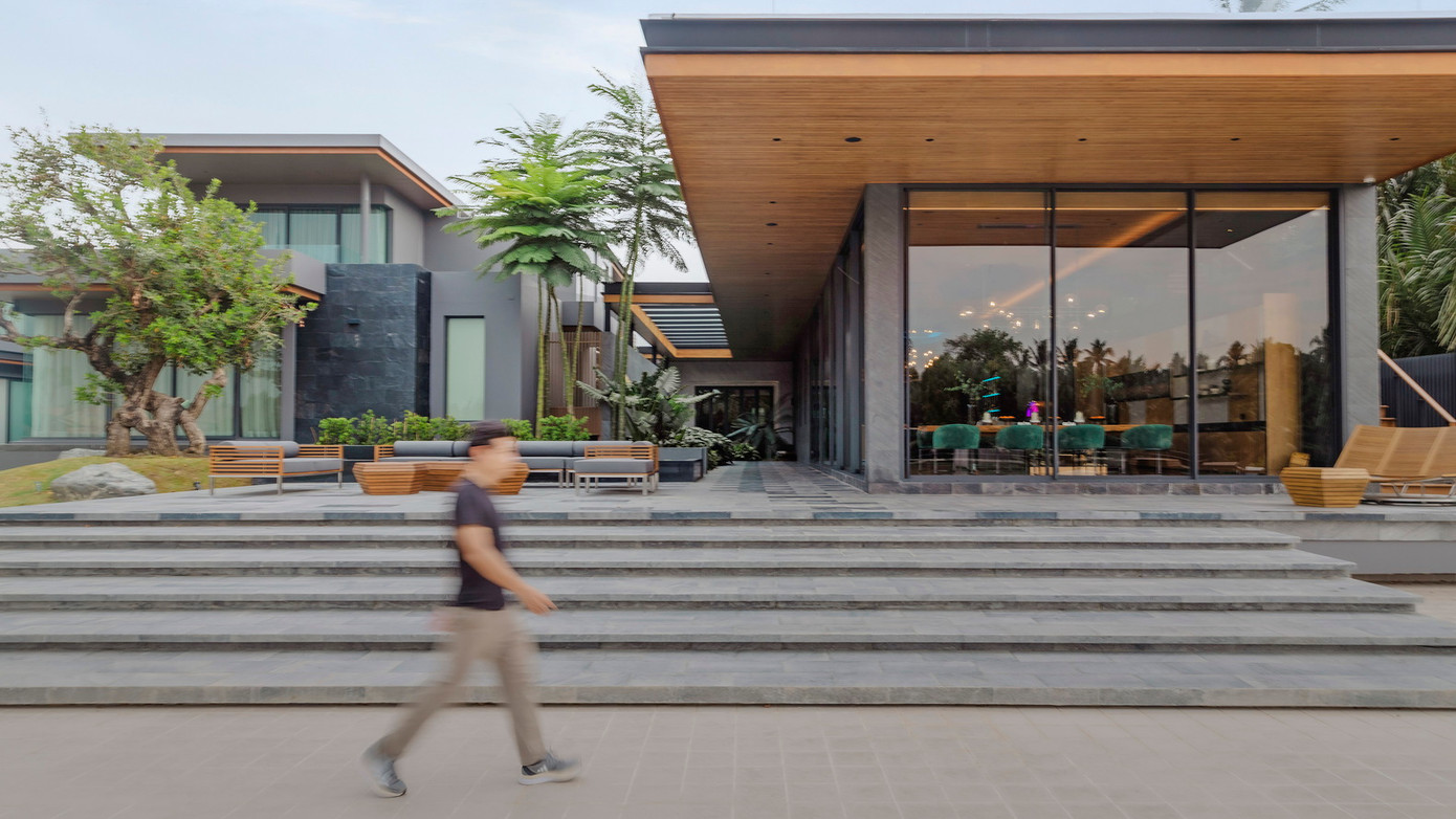 Thiết kế ưu tiên tầm nhìn từ cả bên ngoài nhìn vào và bên trong nhìn ra, cũng như kết nối chức năng giữa ngôi nhà và khu vực ven sông. Hai không gian này được kết nối thông qua các khu vực bán ngoài trời như lối đi có mái che, kết nối giữa nhà cũ, nhà mới, với sân thượng ven sông mở.