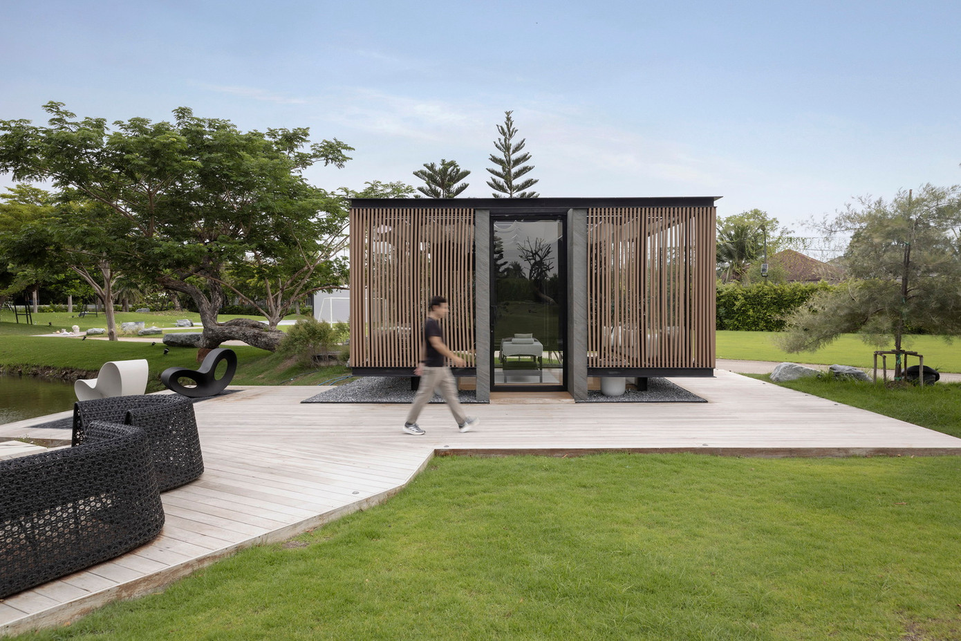 Thiết kế ưu tiên tầm nhìn từ cả bên ngoài nhìn vào và bên trong nhìn ra, cũng như kết nối chức năng giữa ngôi nhà và khu vực ven sông. Hai không gian này được kết nối thông qua các khu vực bán ngoài trời như lối đi có mái che, kết nối giữa nhà cũ, nhà mới, với sân thượng ven sông mở.