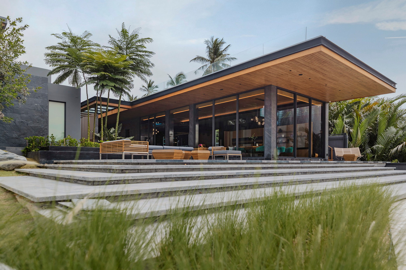 Từ yêu cầu của gia chủ, kiến trúc sư đề xuất thiết kế ngôi nhà có cấu trúc một tầng với các bức tường kính trong suốt, đảm bảo tầm nhìn ra sông từ mọi nơi trong nhà.