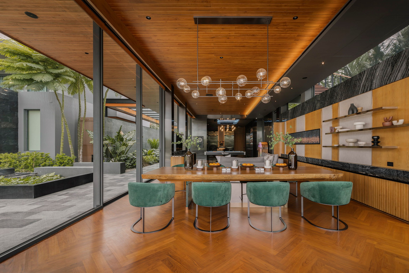 Các bức tường kính được thiết kế như những cánh cửa trượt có thể mở ra để kết nối với khu vực ven sông ngoài trời, cho phép chủ nhà chuyển đổi liền mạch giữa không gian trong nhà và ngoài trời cho nhiều mục đích sử dụng khác nhau, đặc biệt là trong các bữa tiệc.