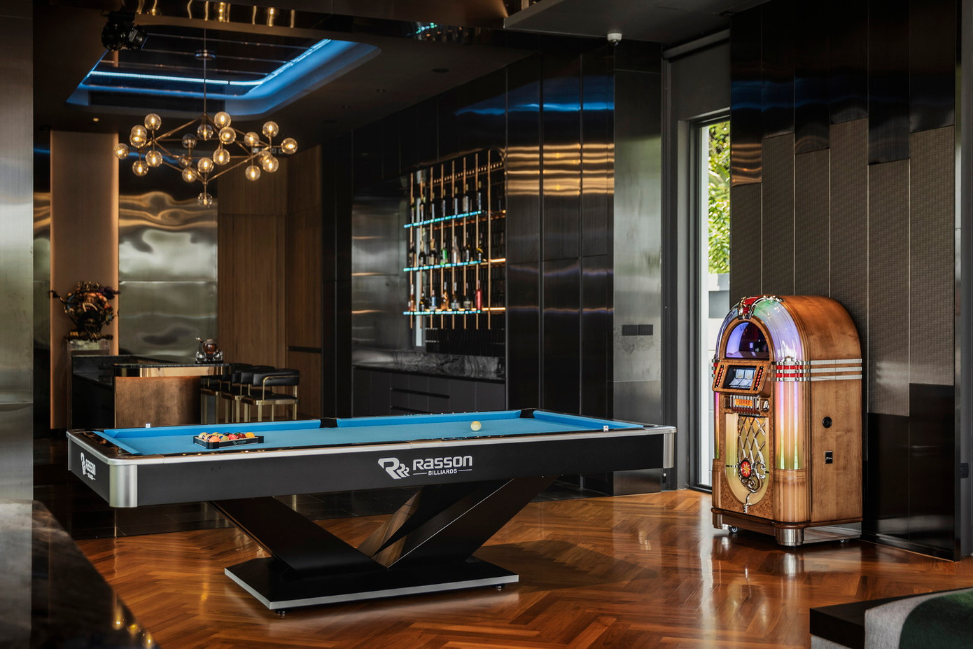 Công trình này được xây dựng xuất phát từ mong muốn của chủ nhà là tạo ra một không gian đa năng, vừa là nơi thư giãn, ăn uống, lại có thể phục vụ nhiều hoạt động giải trí khác nhau với các thành viên trong gia đình, cũng như tổ chức các bữa tiệc nhỏ cho bạn bè.