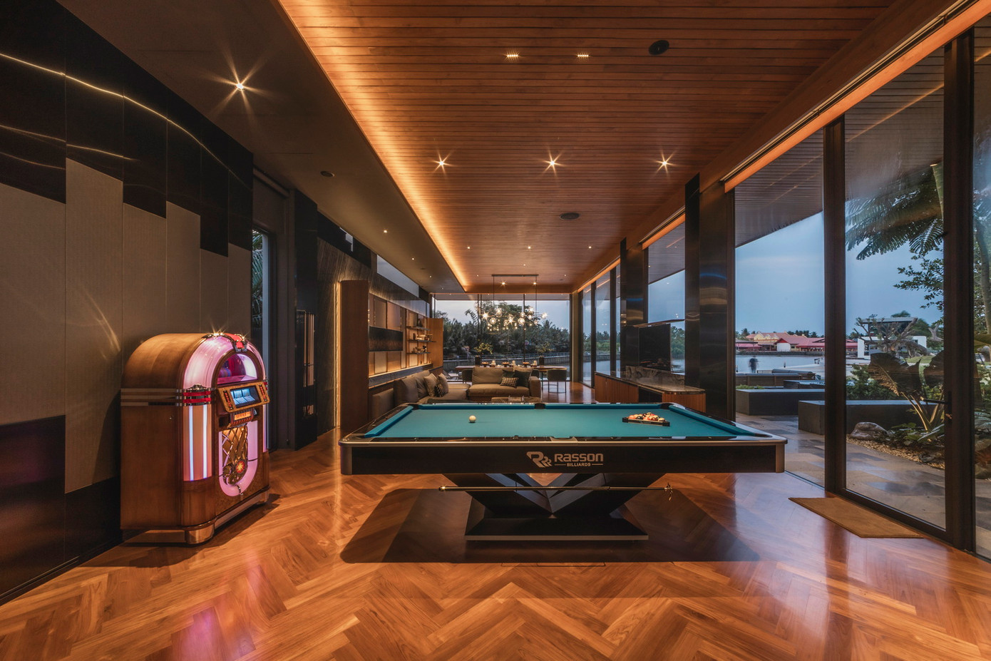 Công trình này được xây dựng xuất phát từ mong muốn của chủ nhà là tạo ra một không gian đa năng, vừa là nơi thư giãn, ăn uống, lại có thể phục vụ nhiều hoạt động giải trí khác nhau với các thành viên trong gia đình, cũng như tổ chức các bữa tiệc nhỏ cho bạn bè.