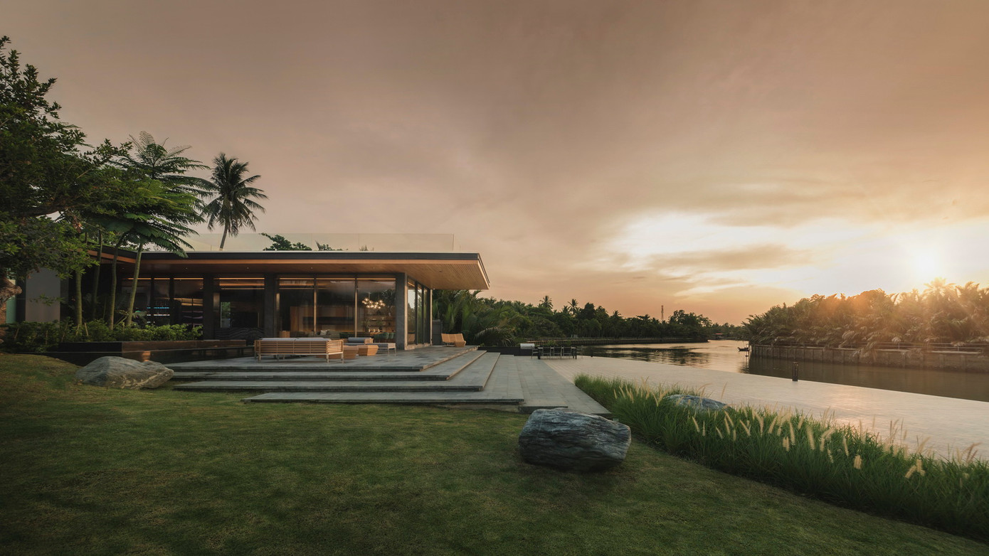 Điểm nổi bật của ngôi nhà này là vị trí đắc địa bên cạnh con kênh lớn, xung quanh cây cối xanh mát như một khu vườn. Bối cảnh này mang lại cảm giác yên bình và thư giãn, tránh xa sự hối hả và nhộn nhịp của thành phố.