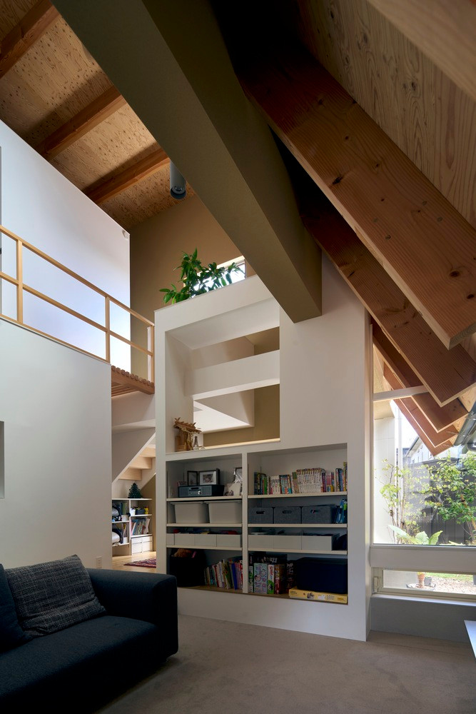 Chính vì thế, ngôi nhà đã được thiết kế với nhiều khe hở và ô vuông thông giữa các phòng. Điều này giúp cho mọi người dễ dàng kết nối với nhau, đồng thời tạo chiều sâu cho không gian.