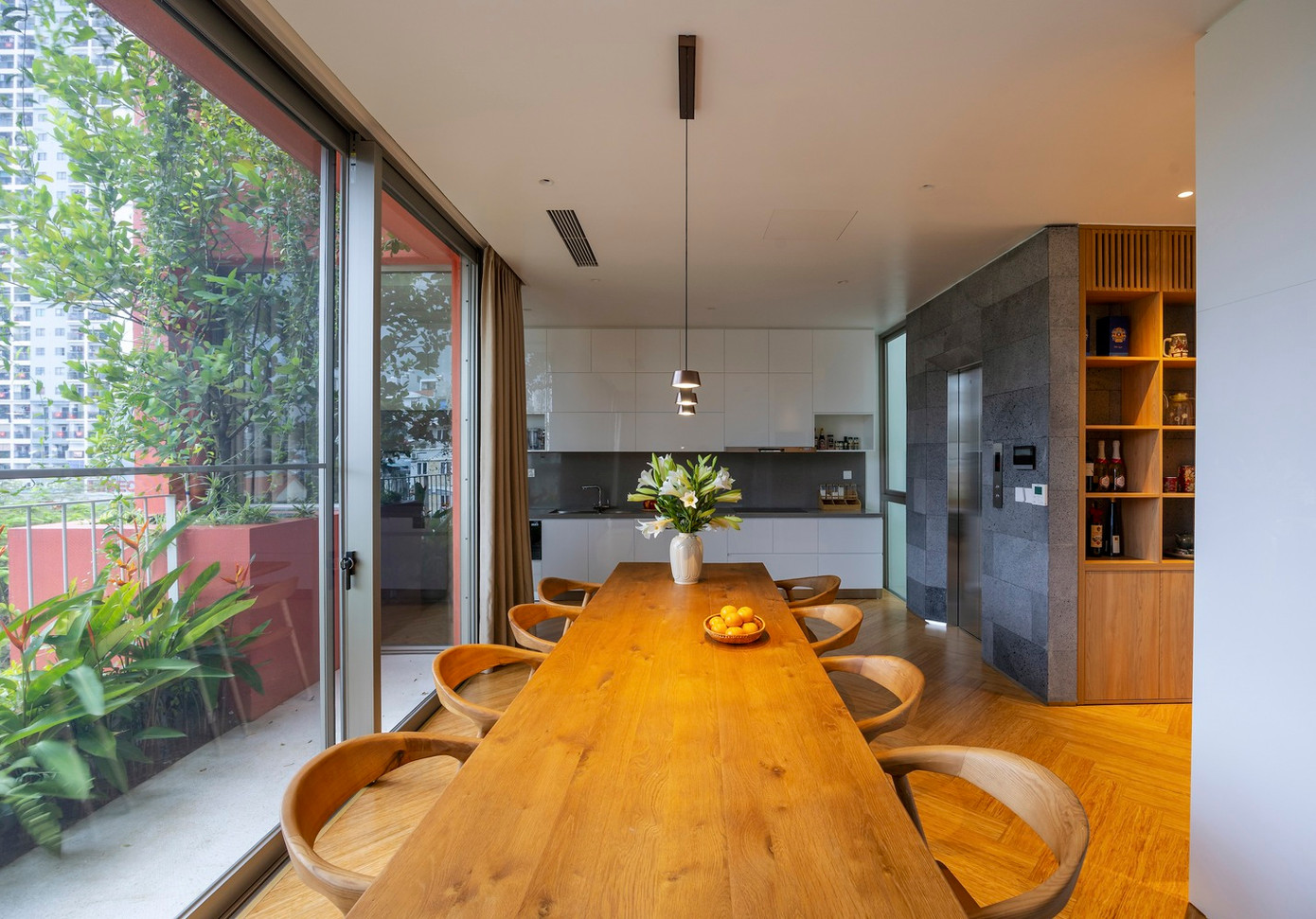 Các không gian chức năng của ngôi nhà từ tầng 2 đến tầng 6 được bố trí hướng ra mặt tiền để tận dụng tầm nhìn và lợi thế tự nhiên, với vách ngăn kính ngăn cách không gian bên ngoài và bên trong, tạo ra không gian mở liên tục mang thiên nhiên và ánh sáng tự nhiên từ bên ngoài vào phía sau nhà.