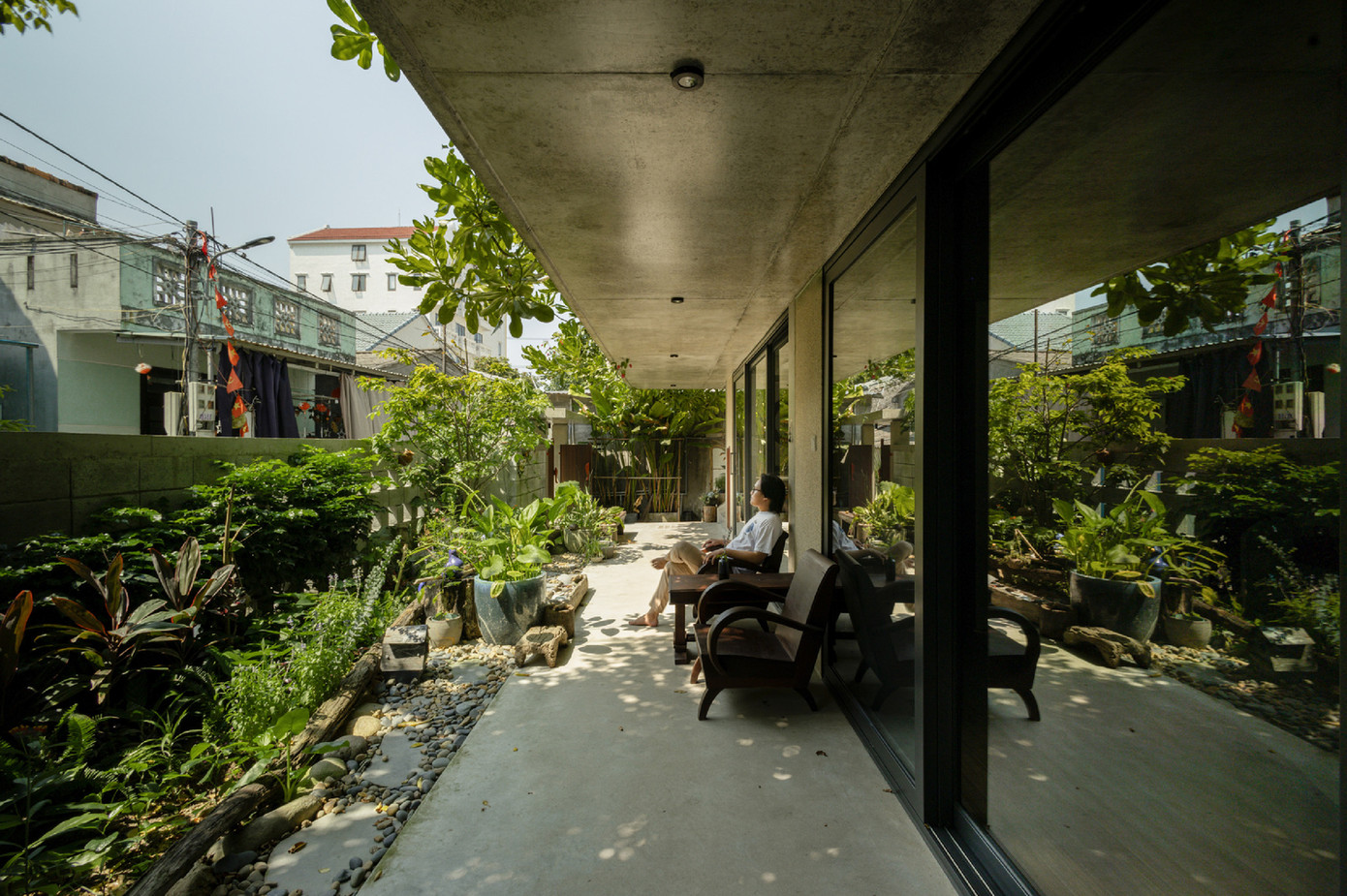 Thiết kế kết hợp một số giải pháp để thích ứng với thời tiết khắc nghiệt của miền Trung. Thông gió không khí được tăng cường vào mùa hè, thông qua các phần lùi tạo ra các điểm đón gió và giải phóng gió. Thiết kế kết hợp một số giải pháp để thích ứng với thời tiết khắc nghiệt của miền Trung. Thông gió không khí được tăng cường vào mùa hè, thông qua các phần lùi tạo ra các điểm đón gió và giải phóng gió.