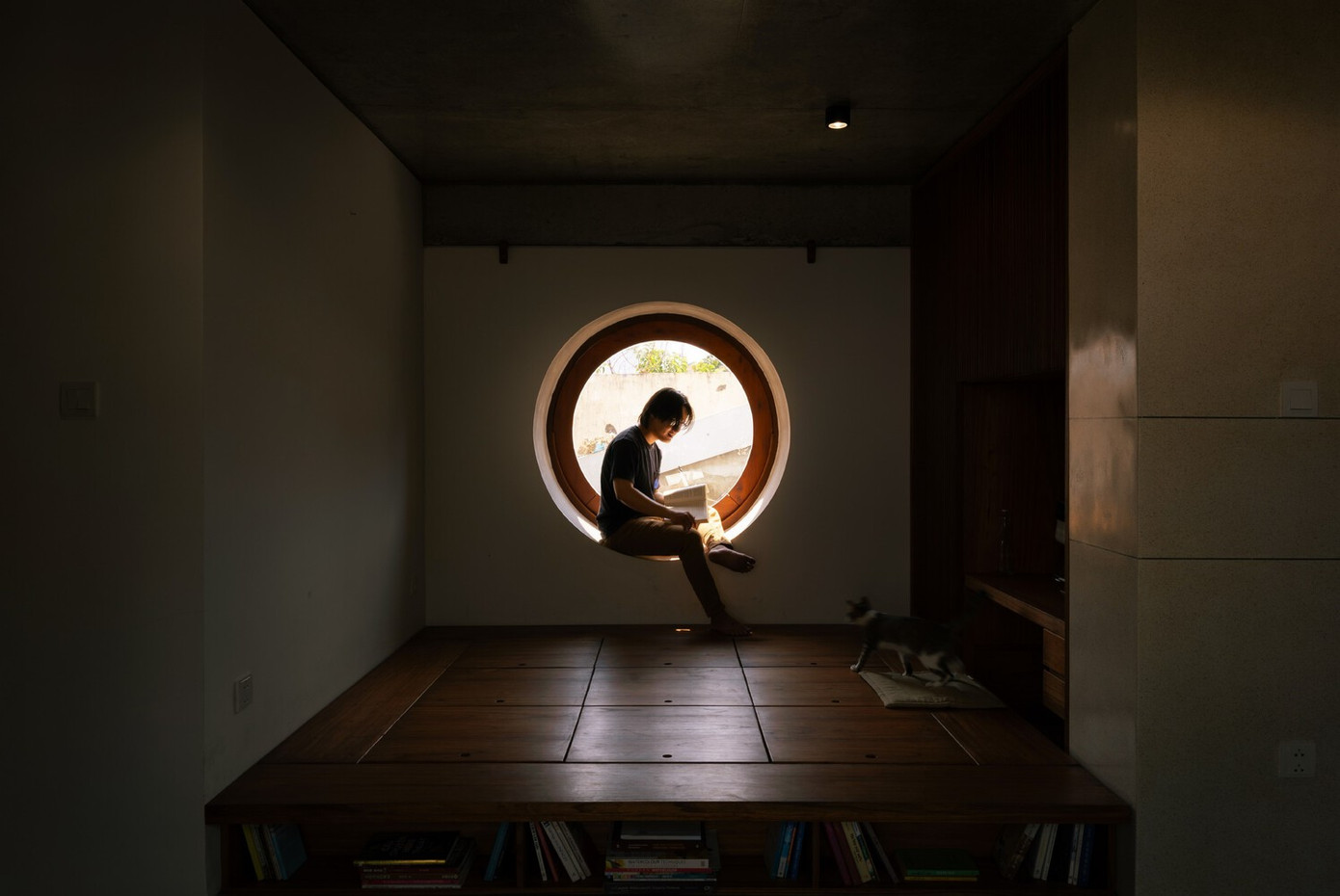 Đá mài và đá cuội có độ bền, đặc tính chống trượt và dễ bảo trì. Gỗ tự nhiên địa phương, được trồng trong khu vực, mang lại lợi ích kinh tế. Sử dụng vật liệu và thợ thủ công địa phương đảm bảo chất lượng và sự liên quan về mặt văn hóa. Đá mài và đá cuội có độ bền, đặc tính chống trượt và dễ bảo trì. Gỗ tự nhiên địa phương, được trồng trong khu vực, mang lại lợi ích kinh tế. Sử dụng vật liệu và thợ thủ công địa phương đảm bảo chất lượng và sự liên quan về mặt văn hóa.