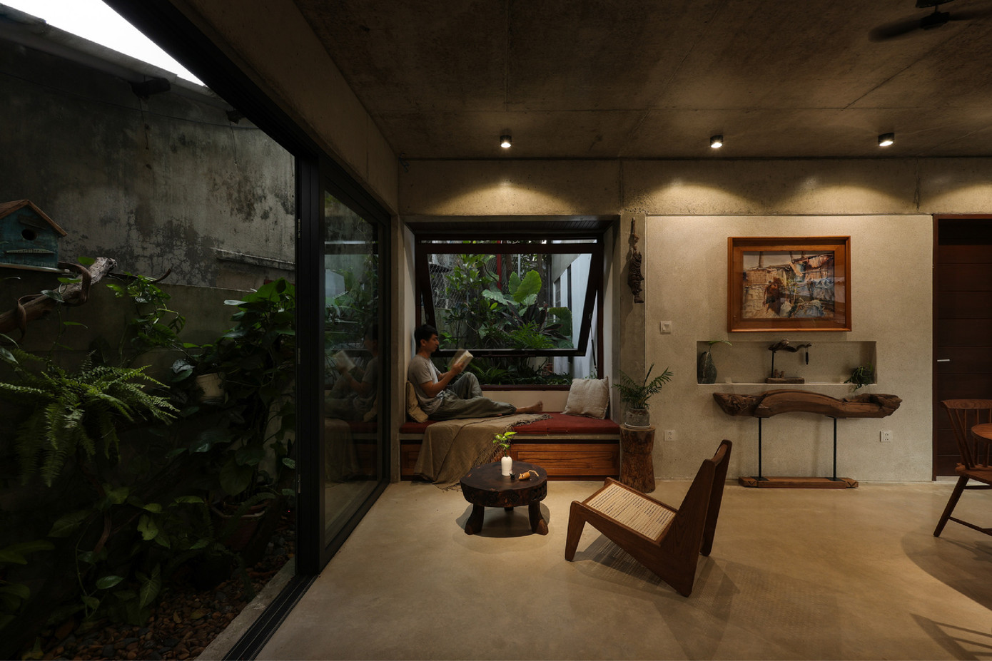 Vật liệu được lựa chọn vì hiệu quả về mặt chi phí và nhu cầu hoàn thiện tối thiểu. Bê tông đánh bóng được sử dụng về mặt kết cấu để tránh tải trọng bổ sung và dễ vệ sinh. Vật liệu được lựa chọn vì hiệu quả về mặt chi phí và nhu cầu hoàn thiện tối thiểu. Bê tông đánh bóng được sử dụng về mặt kết cấu để tránh tải trọng bổ sung và dễ vệ sinh.