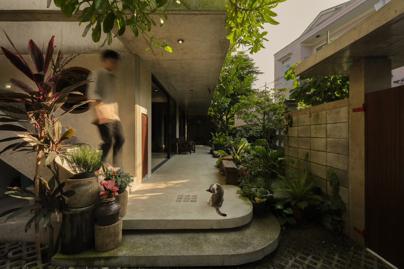 Gia chủ mong muốn có một môi trường yên tĩnh cho cha mẹ dưỡng già và tạo ra không gian để gia chủ dạy vẽ. Đồng thời, ngôi nhà cũng phải đáp ứng yêu cầu tiết kiệm ngân sách nhất có thể. Gia chủ mong muốn có một môi trường yên tĩnh cho cha mẹ dưỡng già và tạo ra không gian để gia chủ dạy vẽ. Đồng thời, ngôi nhà cũng phải đáp ứng yêu cầu tiết kiệm ngân sách nhất có thể.