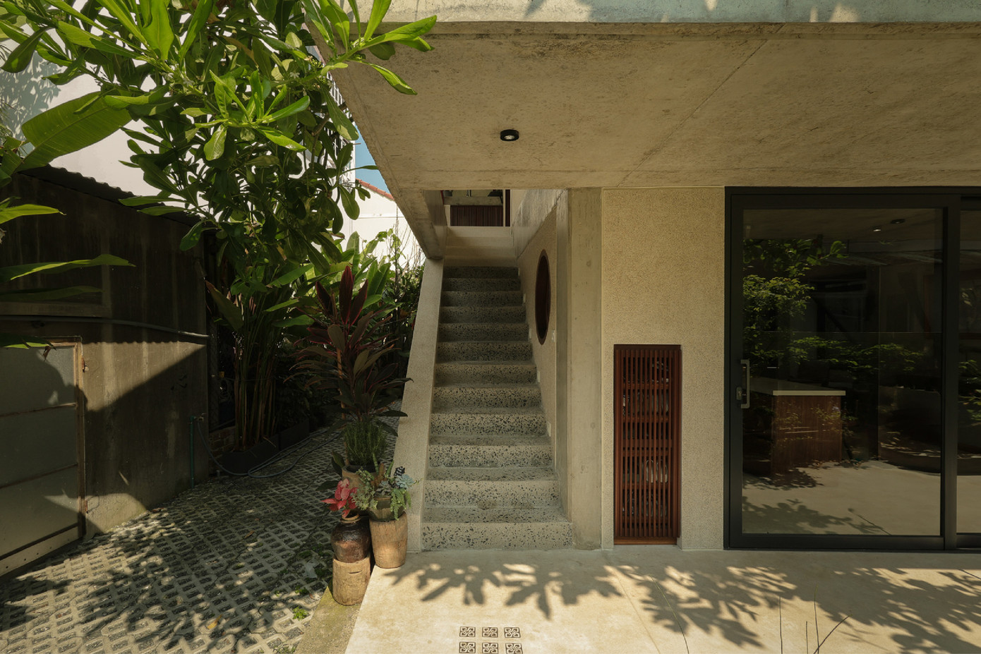 Điểm nhấn đặc biệt là phòng dạy vẽ và phòng sinh hoạt gia đình, hai không gian được ngăn cách bằng một cầu thang riêng. Từ đó, kiến trúc sư đảm bảo sự riêng tư cho hai không gian với hai đặc tính khác nhau. Điểm nhấn đặc biệt là phòng dạy vẽ và phòng sinh hoạt gia đình, hai không gian được ngăn cách bằng một cầu thang riêng. Từ đó, kiến trúc sư đảm bảo sự riêng tư cho hai không gian với hai đặc tính khác nhau.