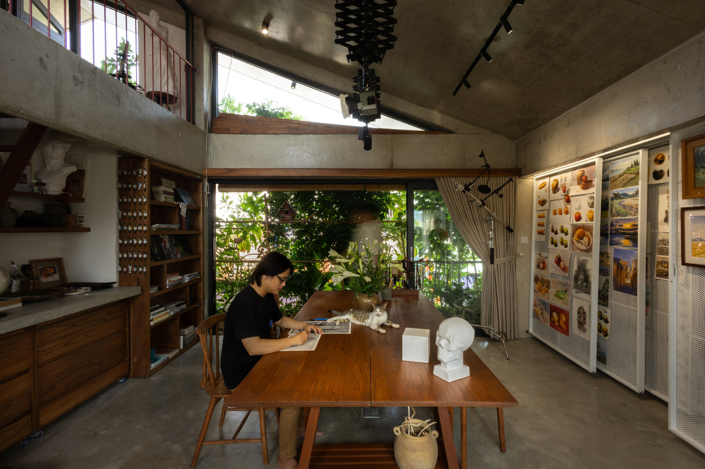 Điểm nhấn của thiết kế là phòng vẽ, một không gian đa chức năng để vẽ, giảng dạy, triển lãm, đọc sách và thư giãn. Nội thất trong không gian này được thiết kế để thay đổi nhanh chóng và linh hoạt. Điểm nhấn của thiết kế là phòng vẽ, một không gian đa chức năng để vẽ, giảng dạy, triển lãm, đọc sách và thư giãn. Nội thất trong không gian này được thiết kế để thay đổi nhanh chóng và linh hoạt.