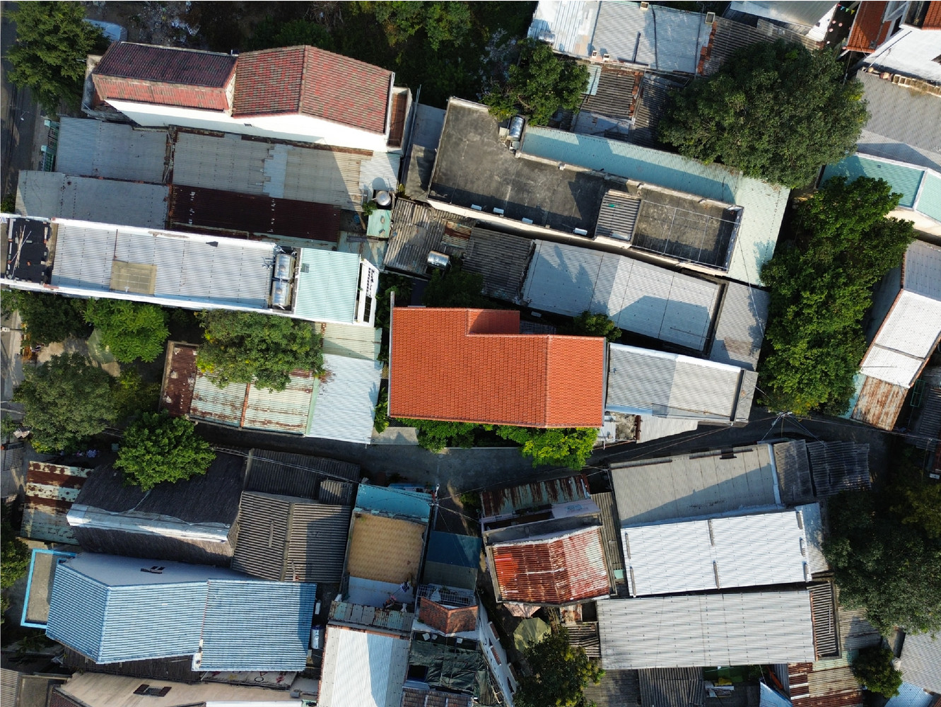 Ngôi nhà này được xây dựng trên lô đất rộng 161m2, trong một con hẻm của làng chài Cửa Đại ở Hội An (Quảng Nam), nằm trong khu vực đông dân cư và ít cây xanh. Ngôi nhà này được xây dựng trên lô đất rộng 161m2, trong một con hẻm của làng chài Cửa Đại ở Hội An (Quảng Nam), nằm trong khu vực đông dân cư và ít cây xanh.